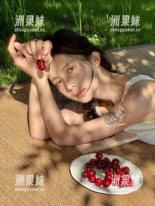 Son Ye Eun花嫁套图特辑：优雅与甜美交织，婚纱背后的故事.txt